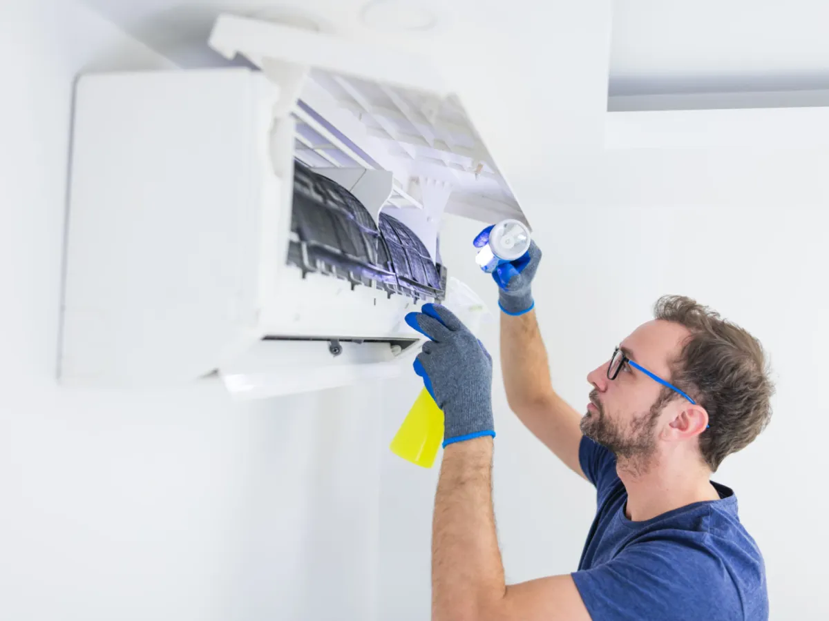 Elegan dan Fungsional: Memadukan Estetika Bingkai Dekoratif dengan Kenyamanan Split AC.